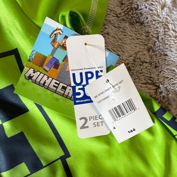 New Boys 4, Minecraft Creeper 2-Piece Rashguard & Swim
Trunks Set - Picture 7 of 9